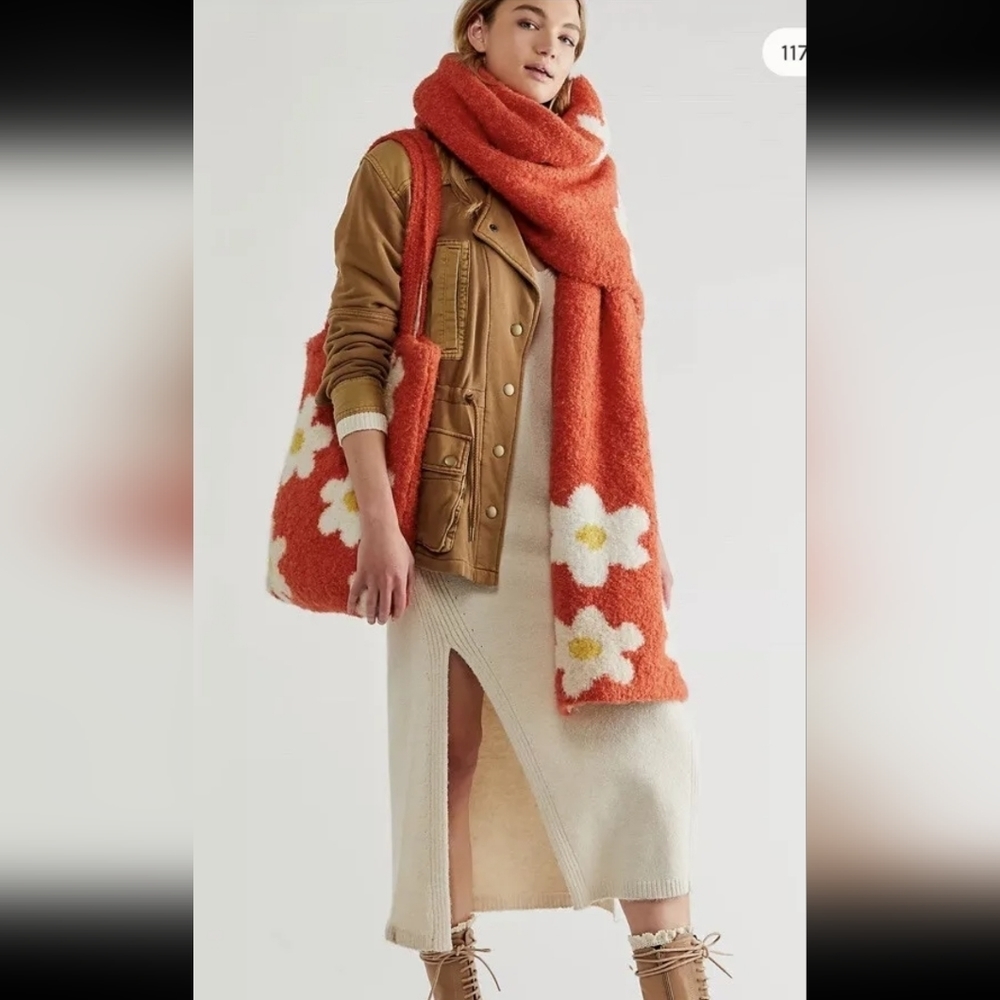 NWT Free People Flower Power Yellow & White Fuzzy Knit Carry On Scarf/Bag Set - Picture 2 of 2